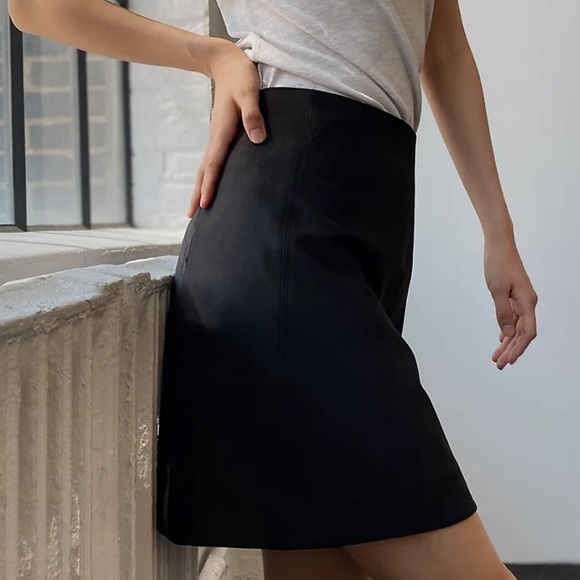 Babaton Dresses & Skirts - Aritzia Babaton Modern Mini Skirt - Size 12